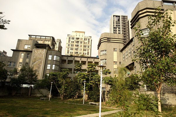 從左側龍山公園看見的外觀